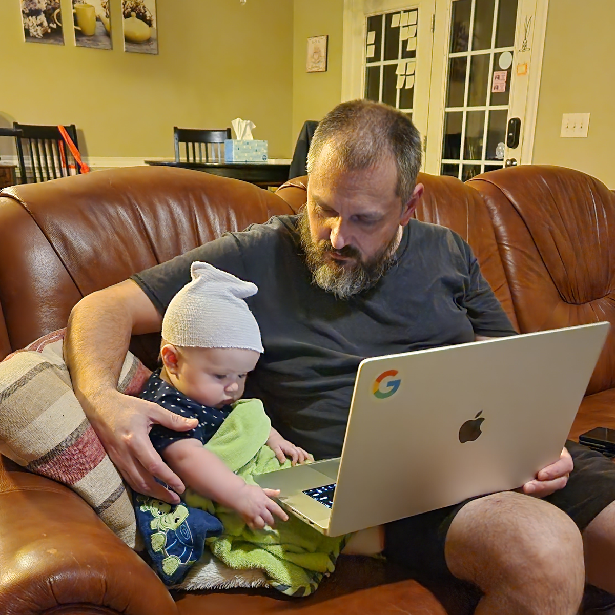 Rdd13r with his infant daughter studying music